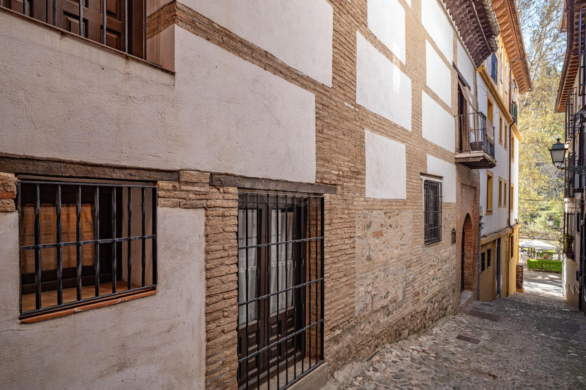 Edificio Morisco del siglo XVI en el Paseo de los Tristes co - foto 4