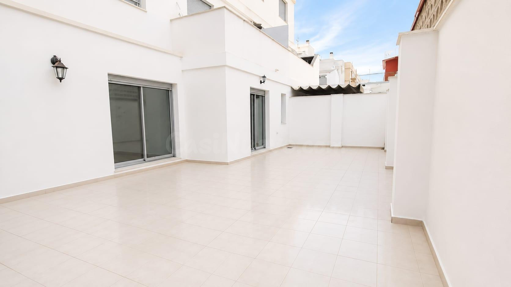 Precioso piso en Montserrat con enorme terraza - foto 4