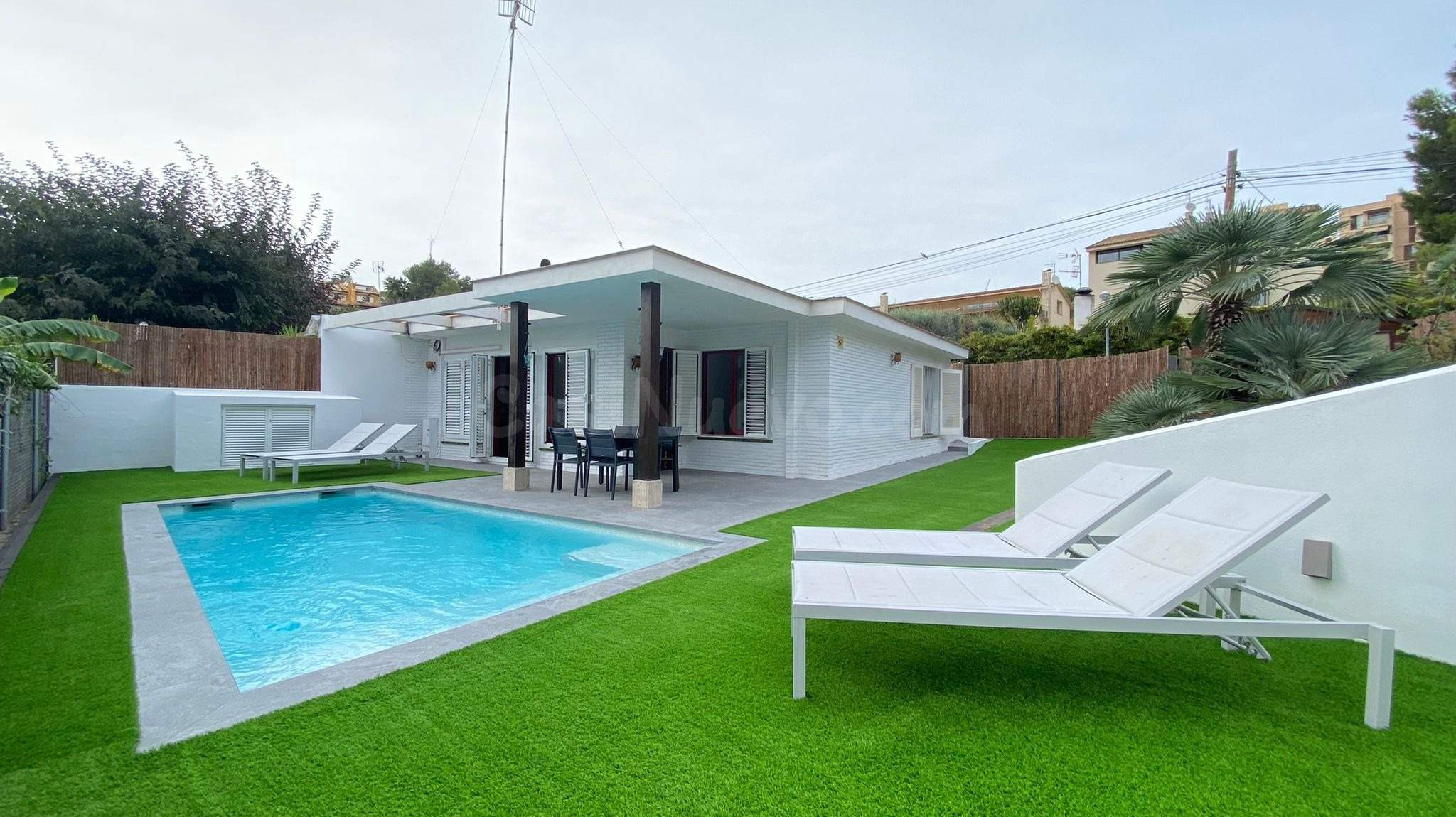 Preciosa casita con jardín y piscina privados en Vallpineda