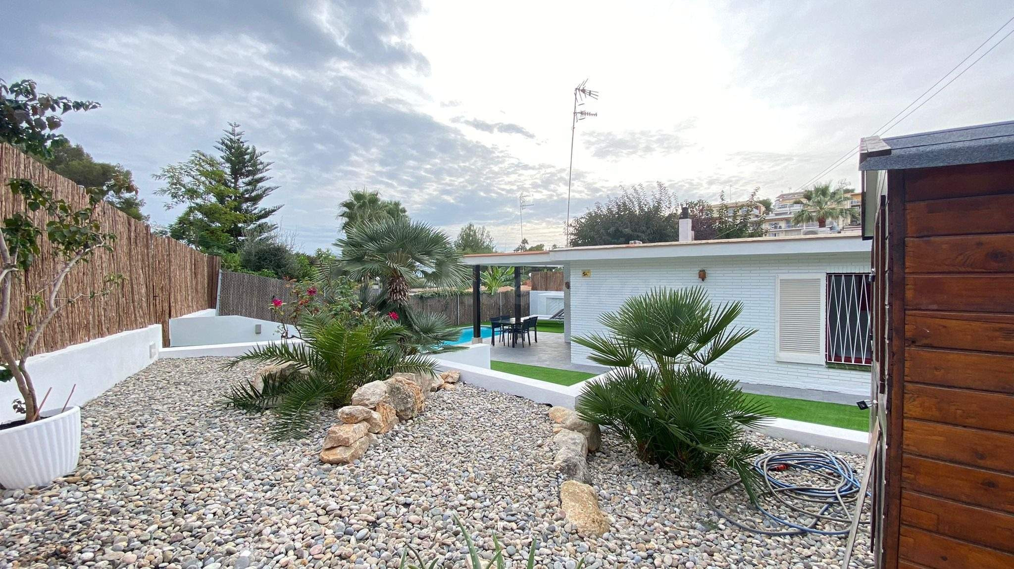 Preciosa casita con jardín y piscina privados en Vallpineda - foto 2