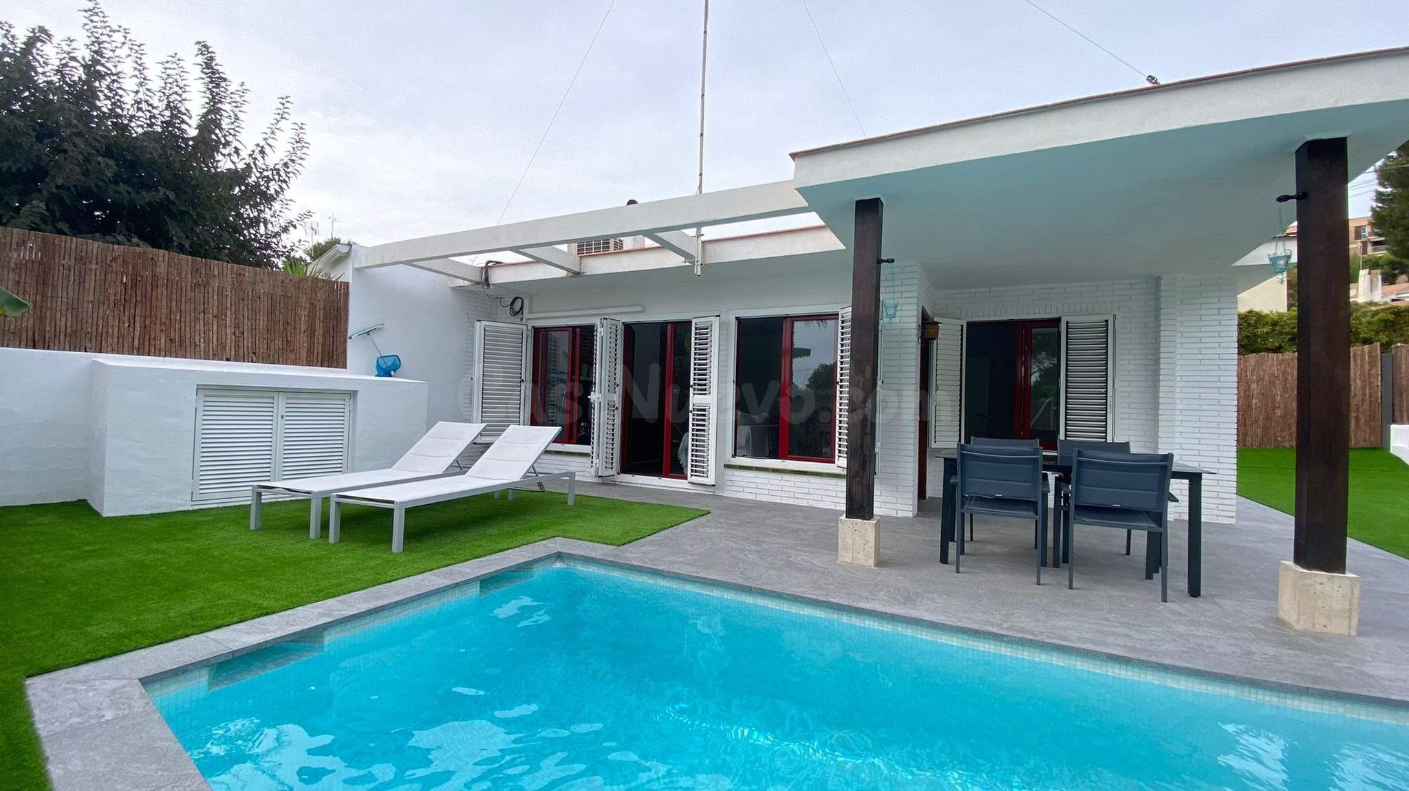Preciosa casita con jardín y piscina privados en Vallpineda - foto 3