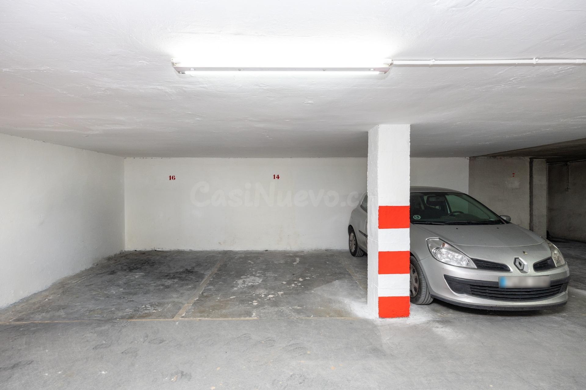 SE VENDE PLAZA DE GARAJE PARA COCHE PEQUEÑO JUNTO PLAZA GRAC