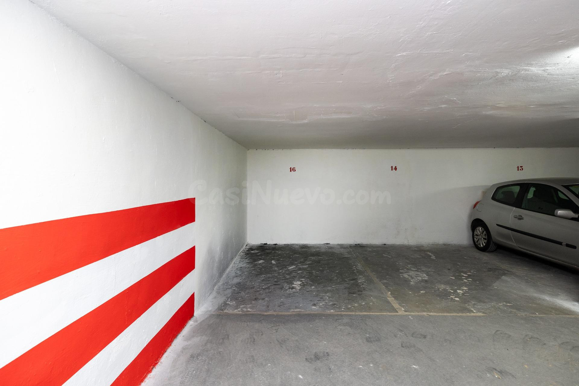 SE VENDE PLAZA DE GARAJE PARA COCHE PEQUEÑO JUNTO PLAZA GRAC - foto 2