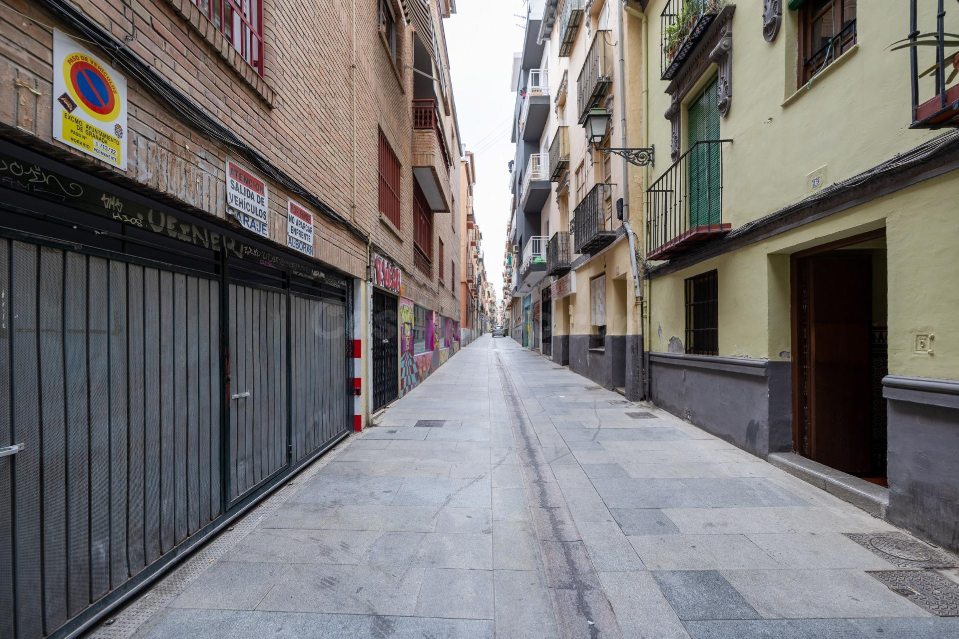 SE VENDE PLAZA DE GARAJE PARA COCHE PEQUEÑO JUNTO PLAZA GRAC - foto 5