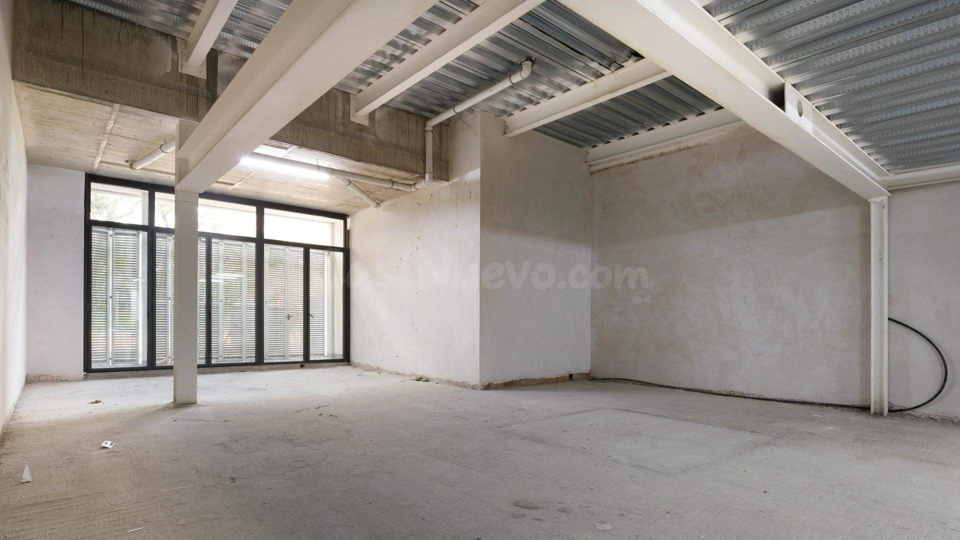 Gran local comercial de 435 m2 y patio de 42 m2 cerca de Sagrada Familia