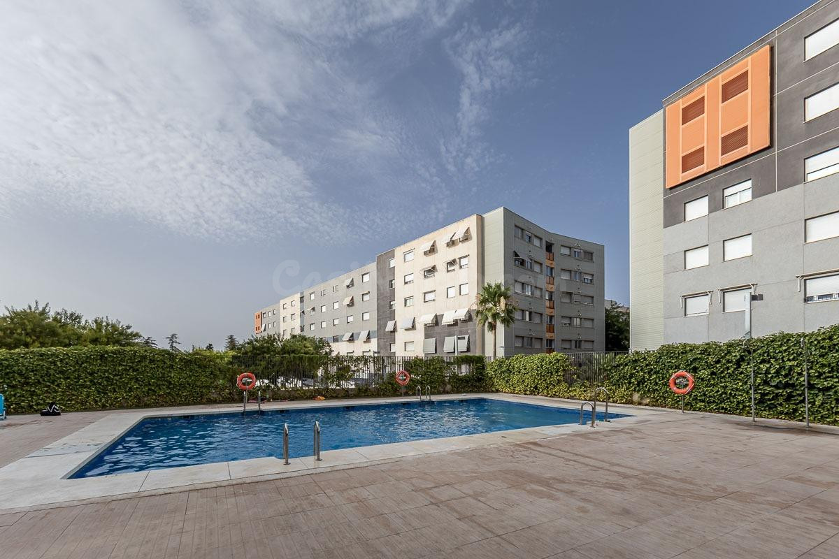Piso con luz, vistas despejadas y urbanización ideal para familias en Alhendín