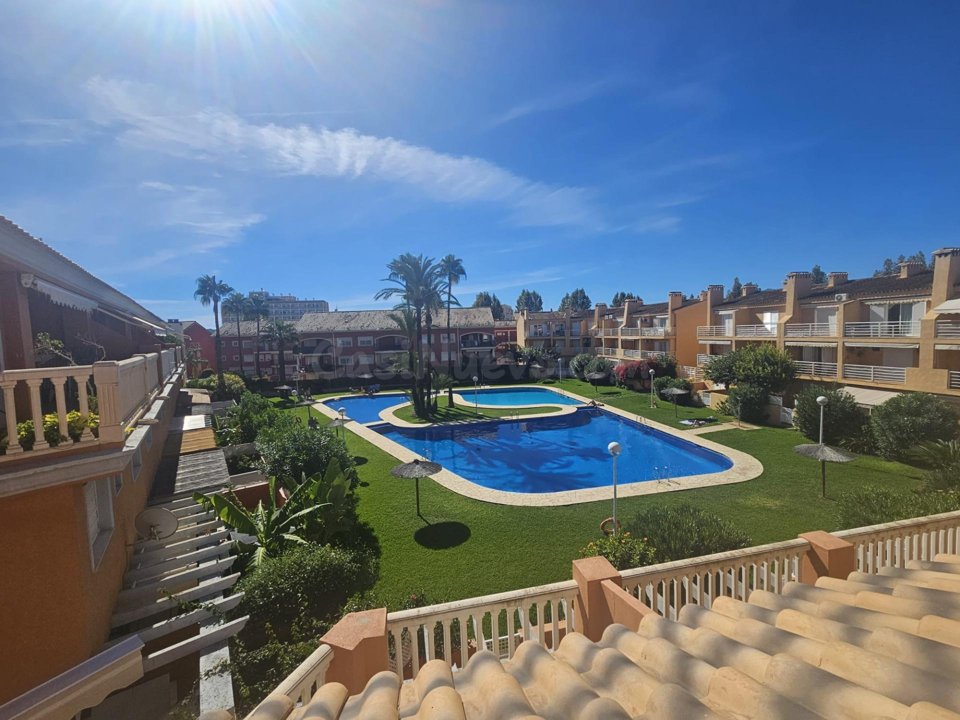 Dúplex con amplia terraza y piscina a 5 minutos del mar en J