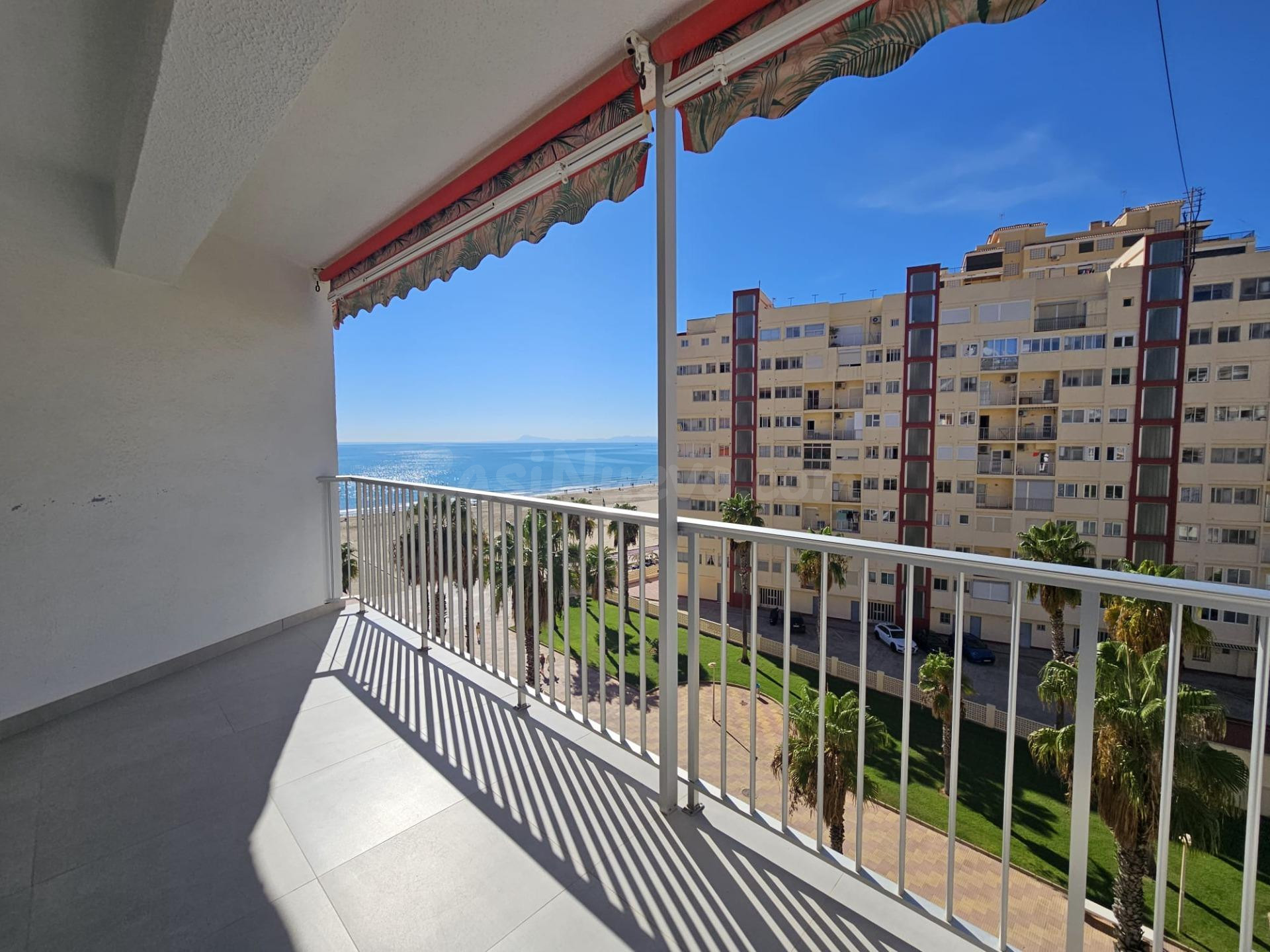 Apartamento reformado en primera línea de playa en Cullera. 