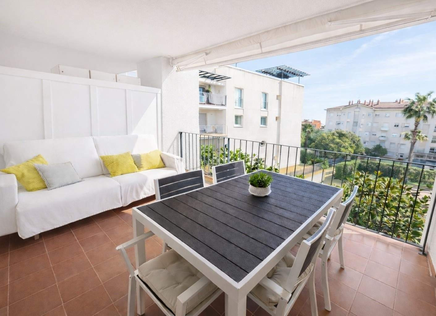Piso con gran terraza, piscina y parking en Can Pei – Sitges
