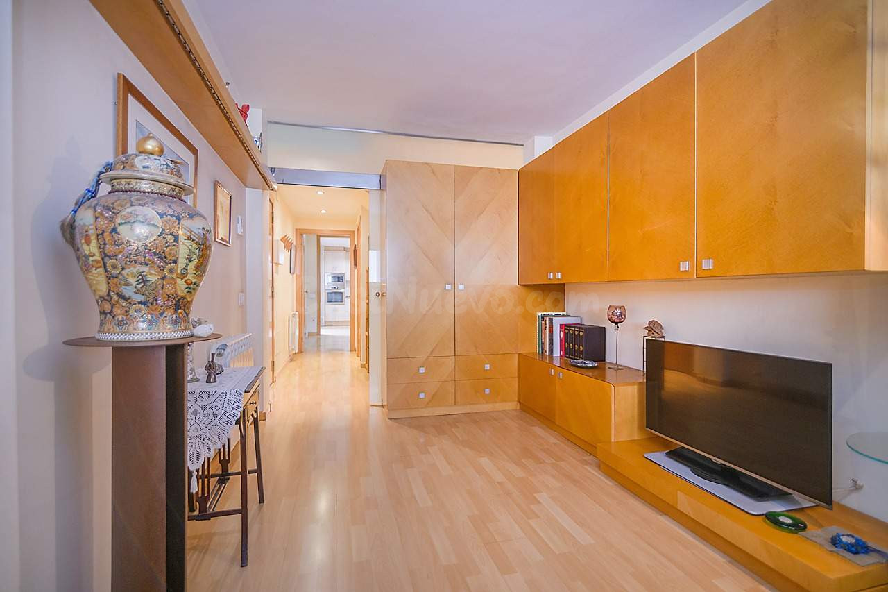 Dúplex con patio y suite con vestidor en Sants.  Finca moder - foto 2