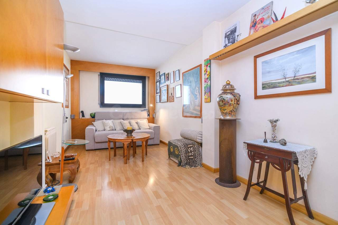 Dúplex con patio y suite con vestidor en Sants.  Finca moder - foto 3