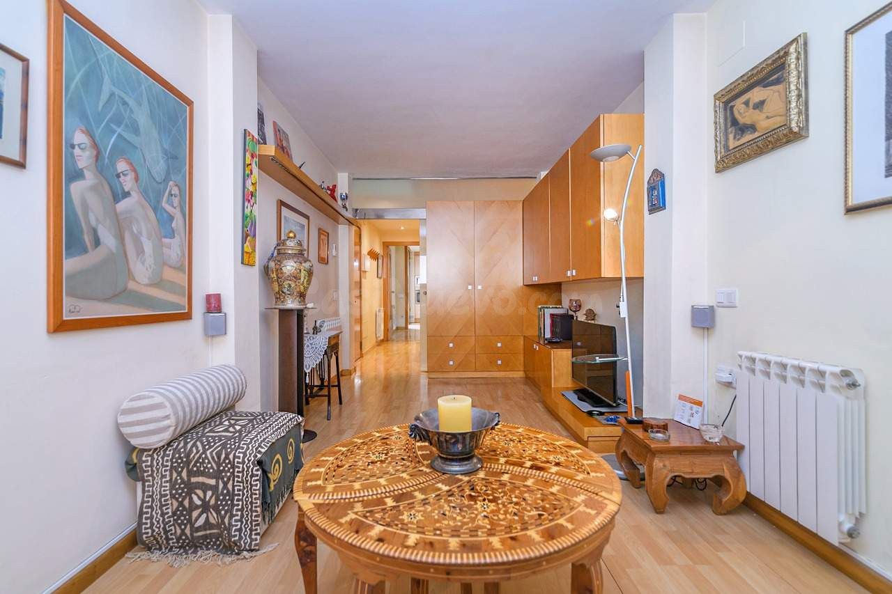 Dúplex con patio y suite con vestidor en Sants.  Finca moder - foto 4