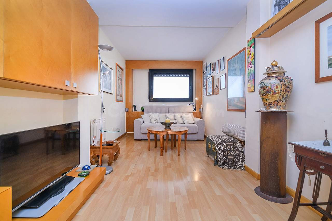 Dúplex con patio y suite con vestidor en Sants.  Finca moder - foto 5