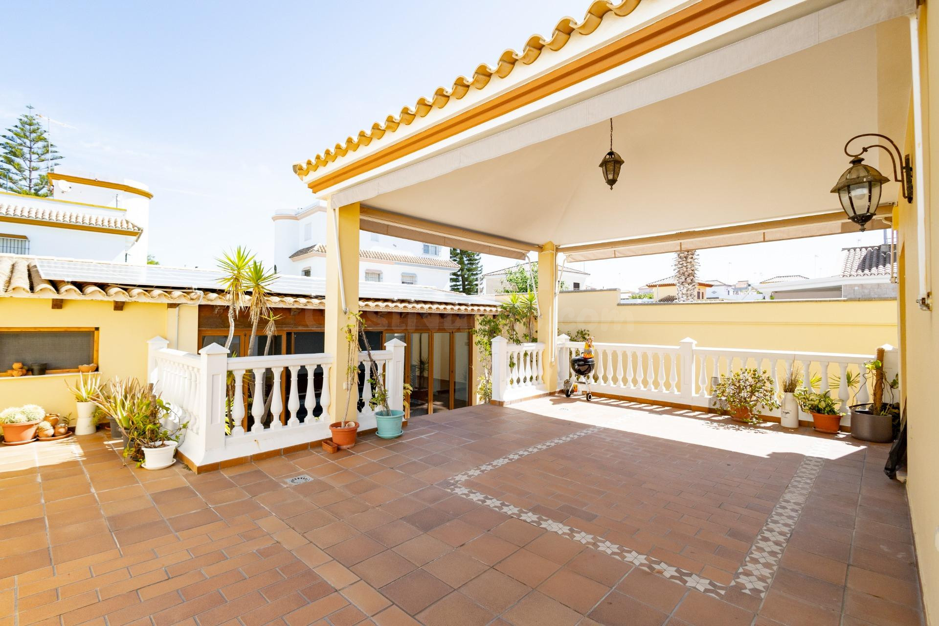 CHALET CON PISCINA CLIMATIZADA Y SÓTANO EN LA LAGUNA