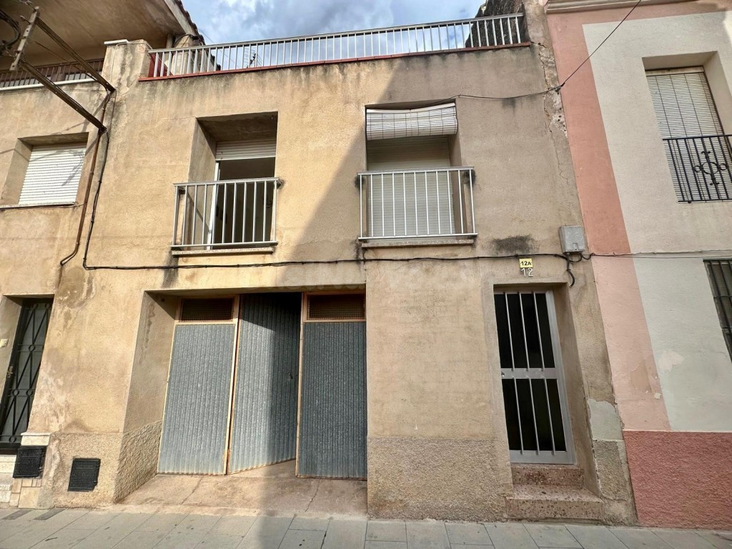 Casa con garaje y piso para entrar a vivir
