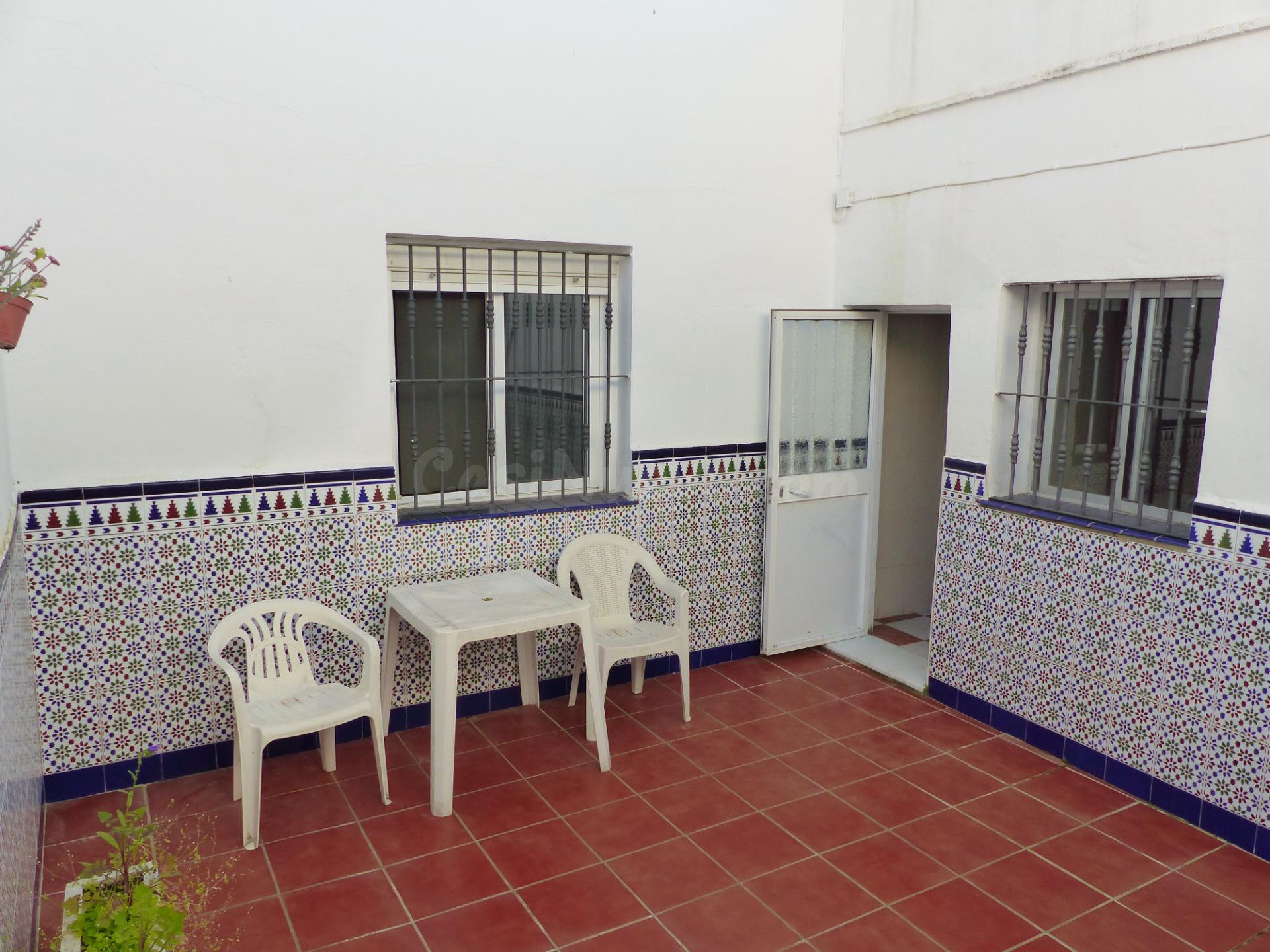 Casa en planta baja con terraza y patio