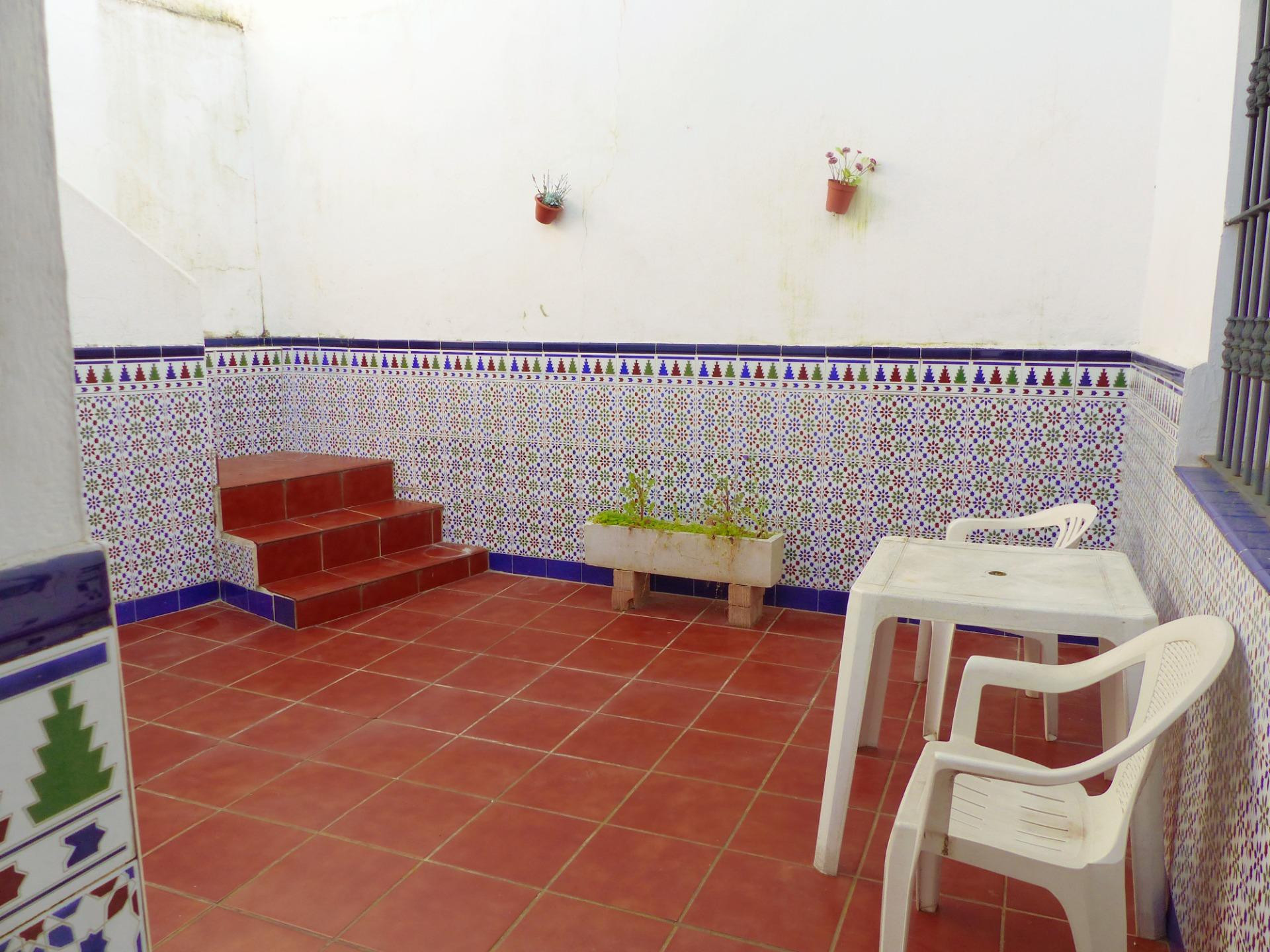 Casa en planta baja con terraza y patio - foto 2