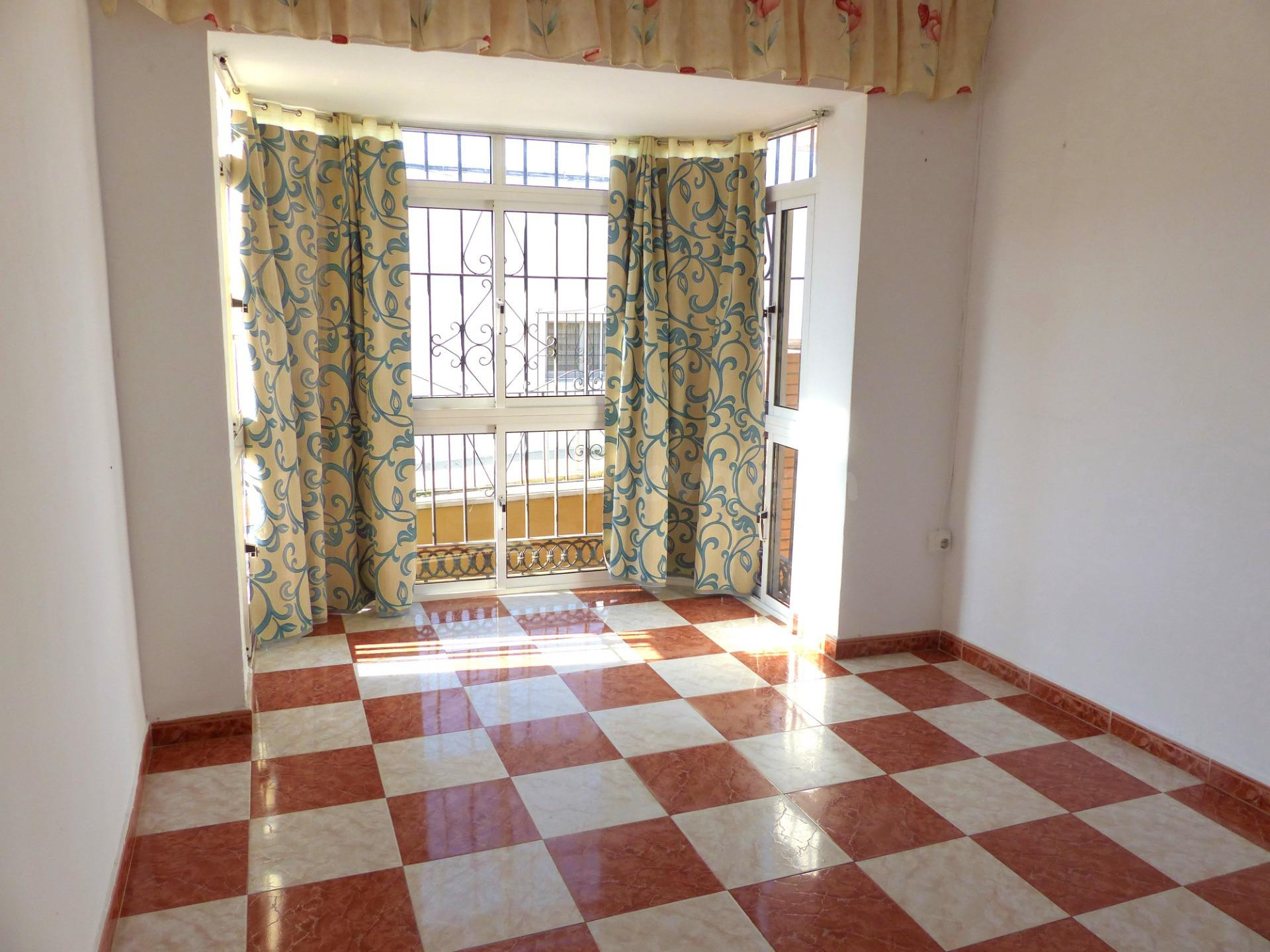 Casa en planta baja con terraza y patio - foto 4