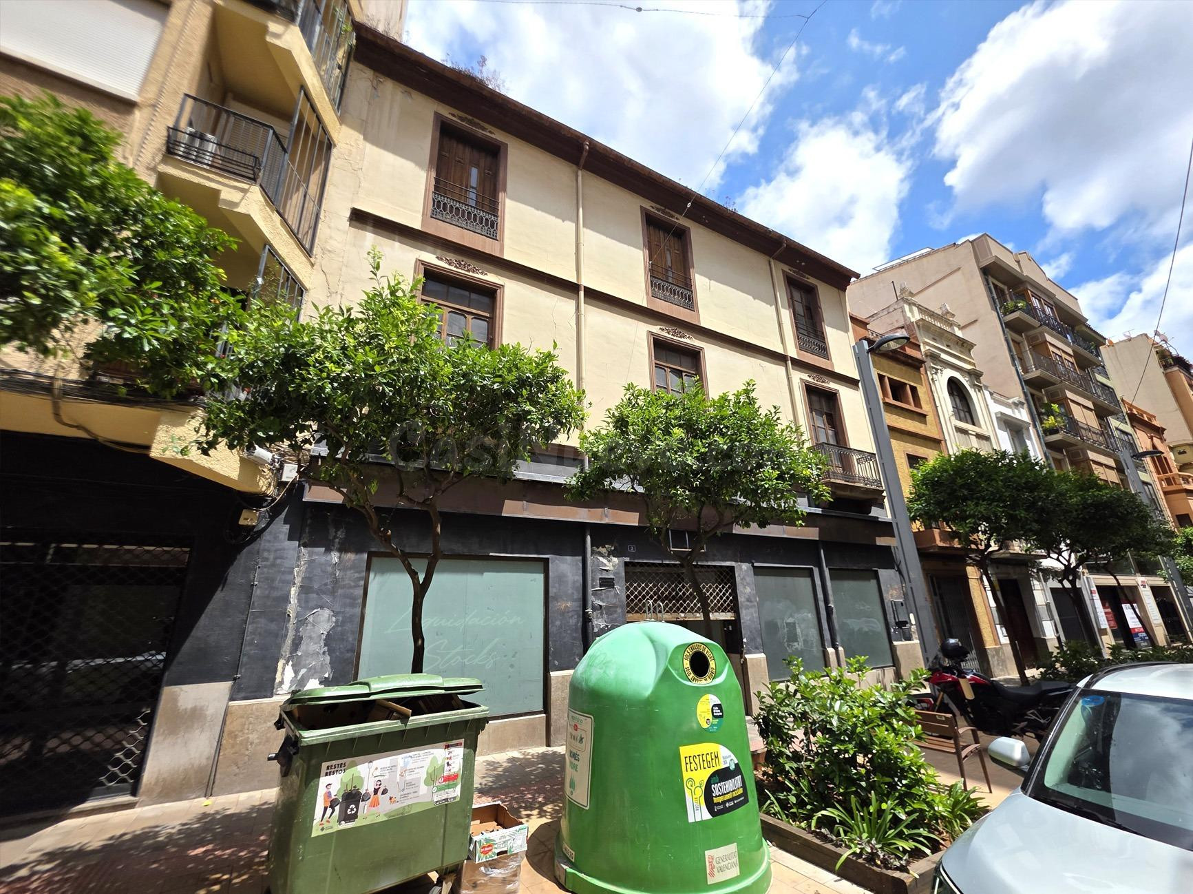 Local en Castellón, entre calle Enmedio y Plaza Mª Agustina. 300 m2 de planta baja