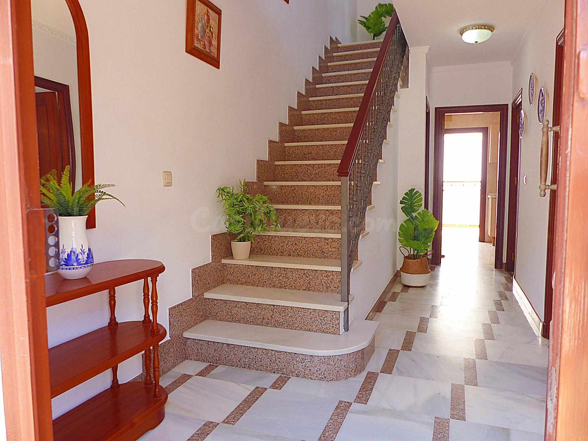 CHALET DE CUATRO DORMITORIOS CON GARAJE A 200 METROS DE LA P - foto 3