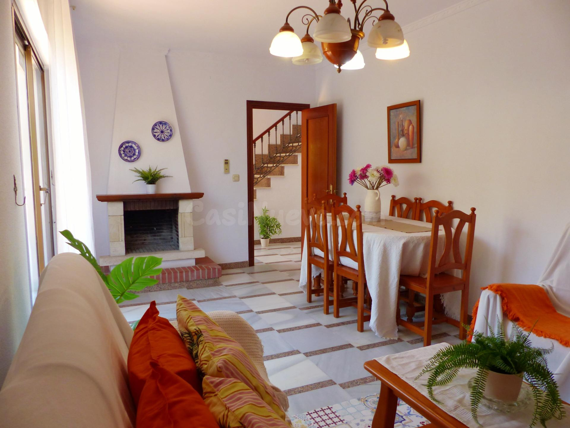 CHALET DE CUATRO DORMITORIOS CON GARAJE A 200 METROS DE LA P - foto 4