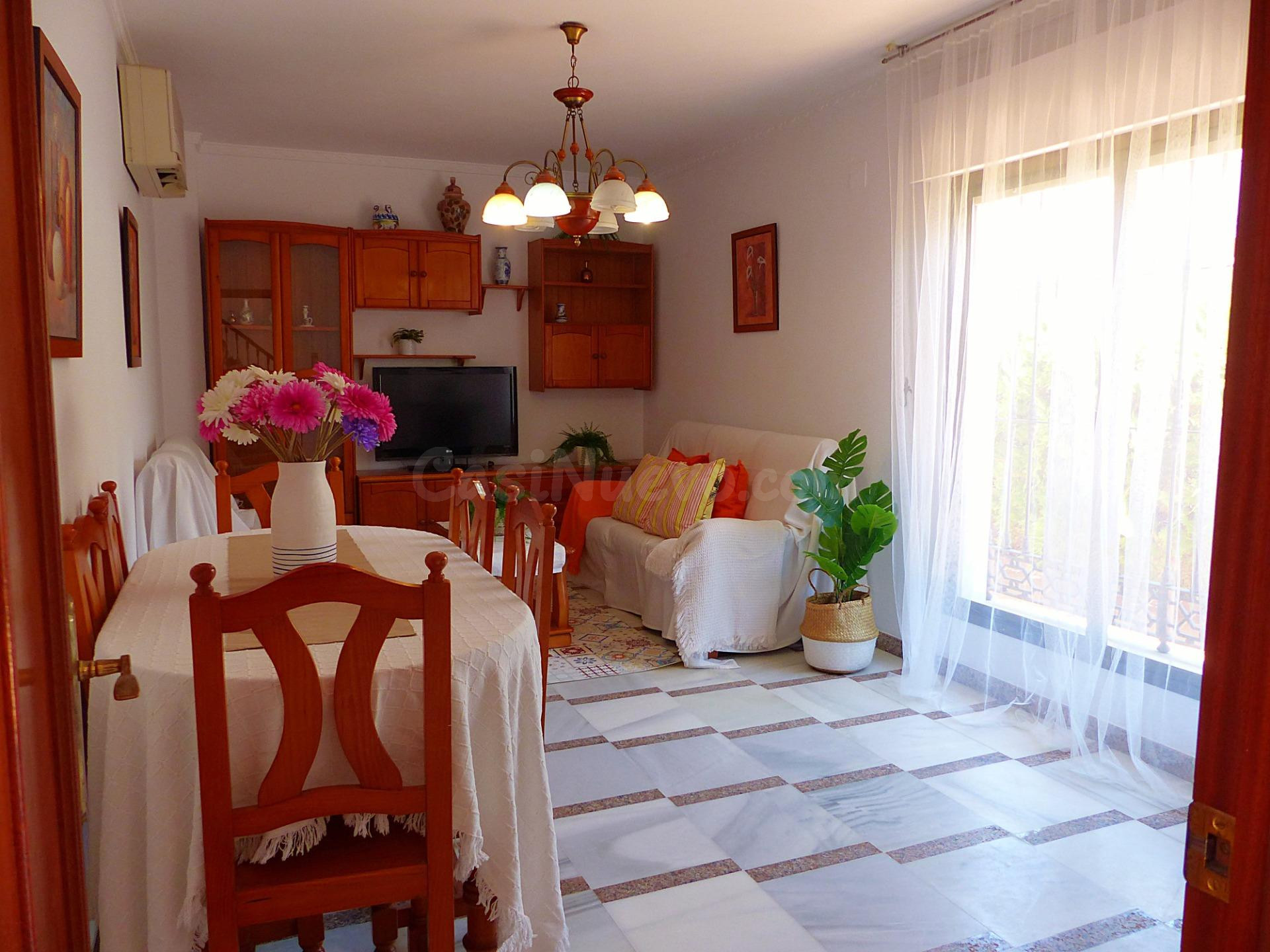 CHALET DE CUATRO DORMITORIOS CON GARAJE A 200 METROS DE LA P - foto 5