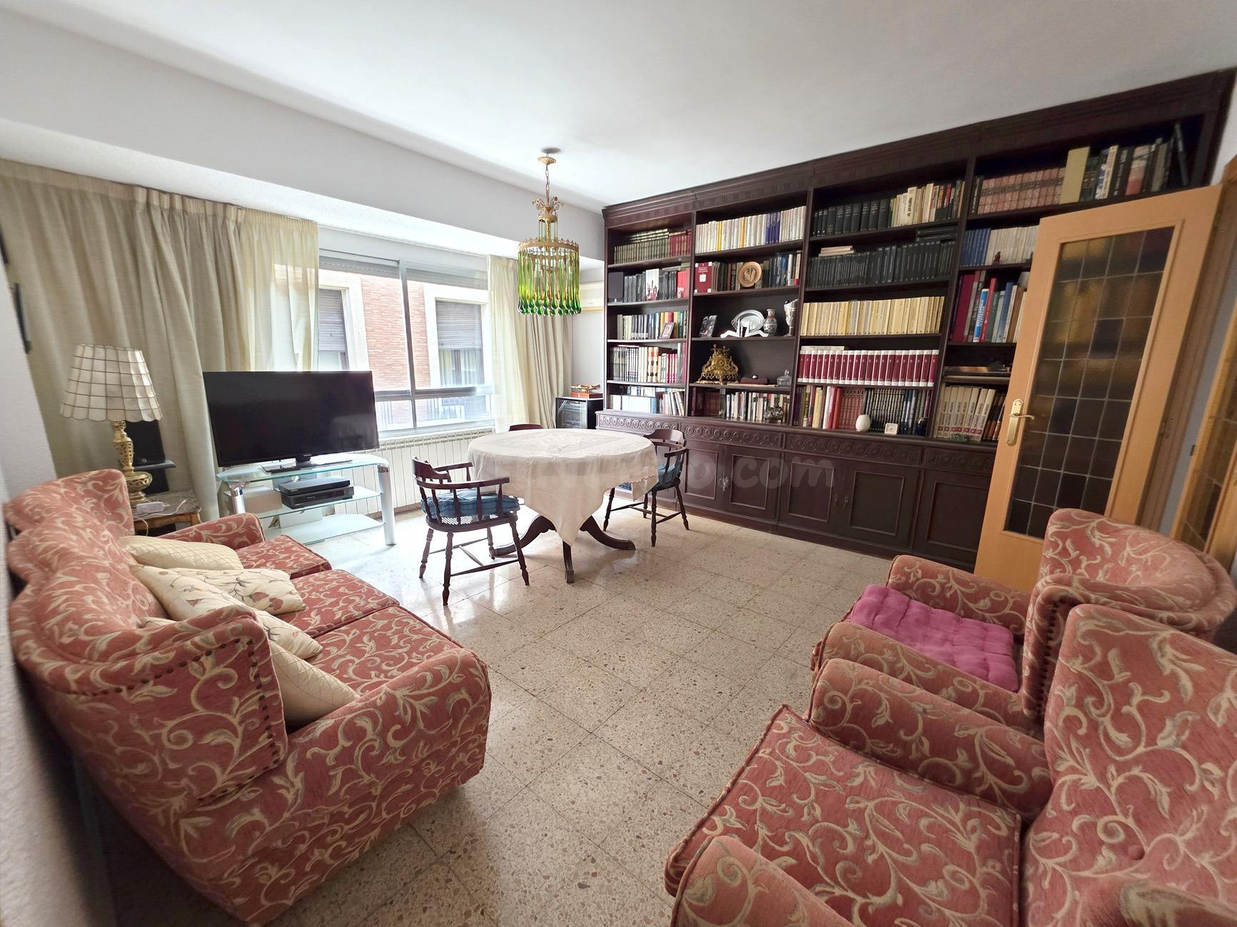 Se vende piso en pleno centro de Castellón, junto Plaza de Las Aulas, calle Mayor y Plaza Mª Agustina. Piso 2º con ascensor