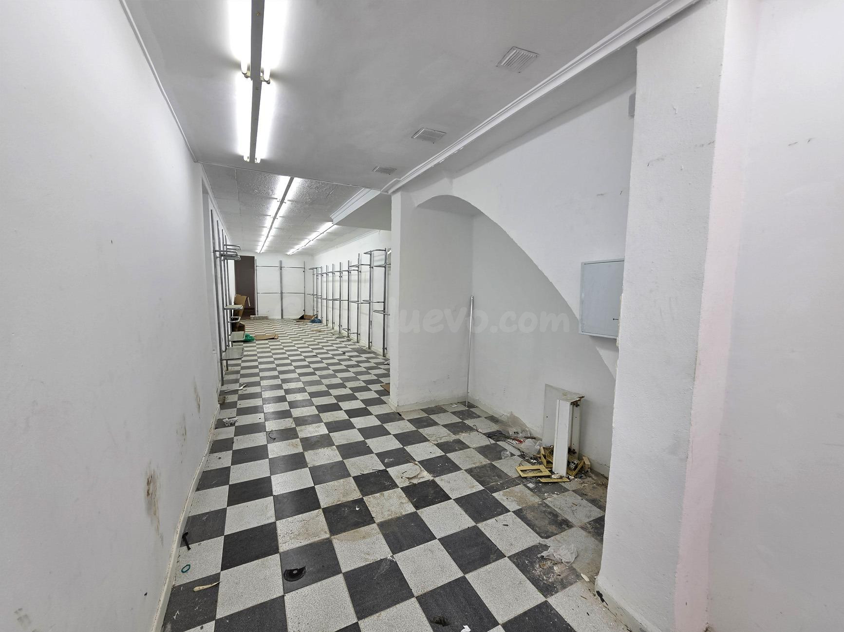 Se alquila local céntrico, en calle Navarra, en la mejor zona y una de las calles más activas comercialmente de Castellón. - foto 4
