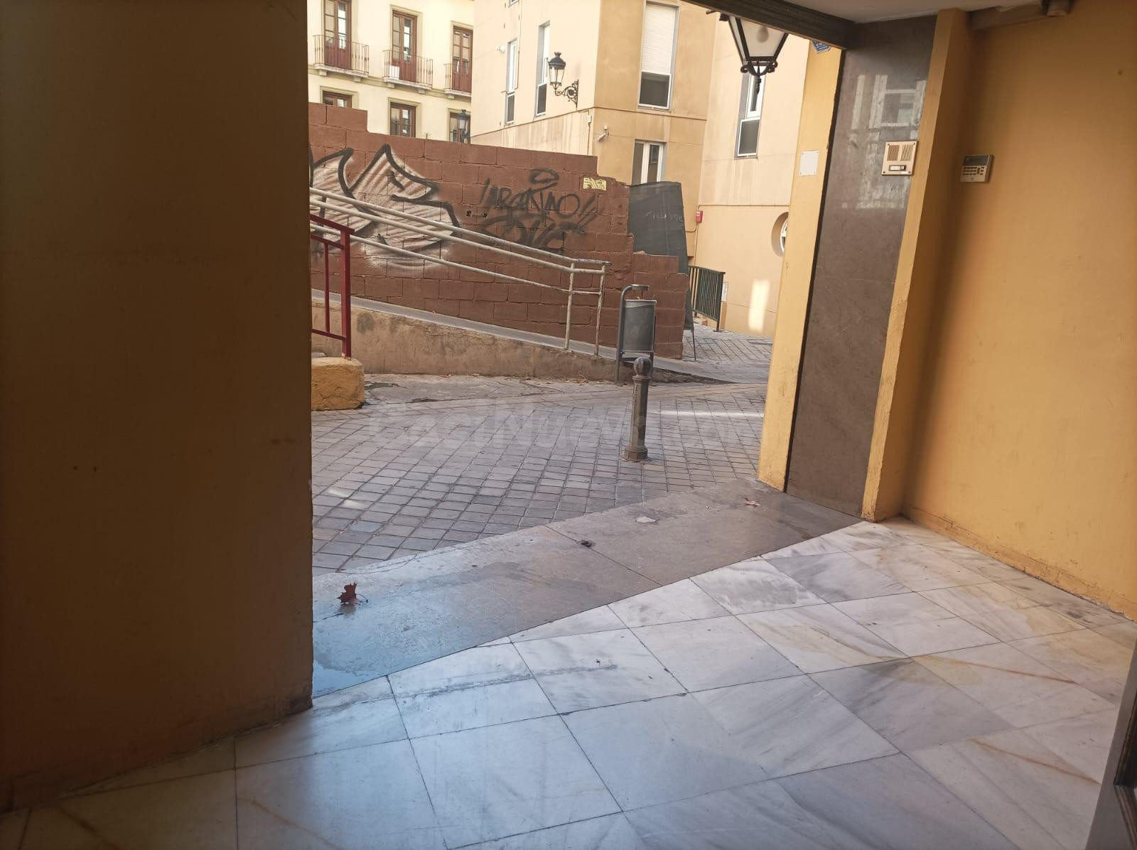 Local comercial en Angel Ganivet