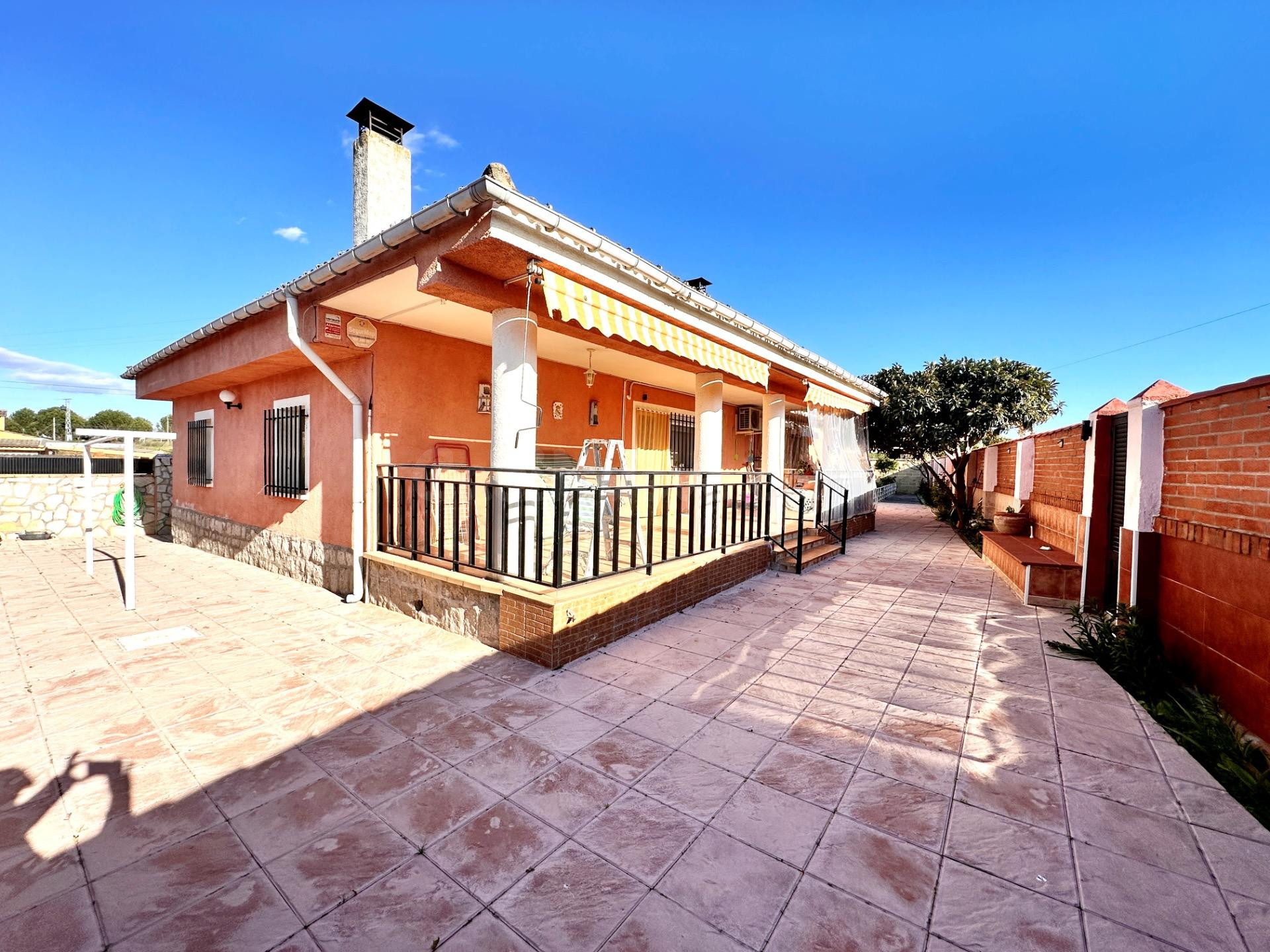 Chalet independiente con 825 m2 de parcela, piscina y una so