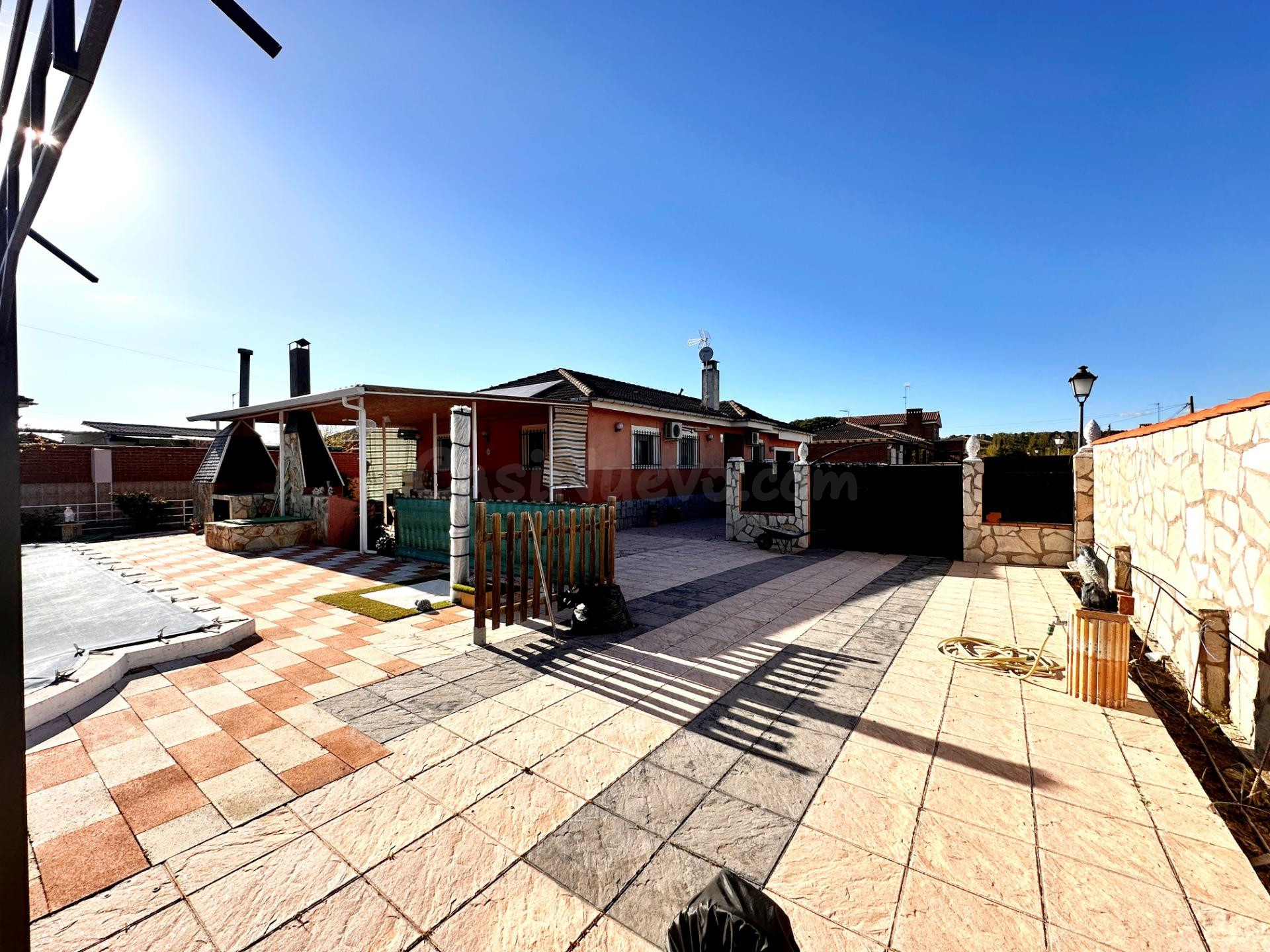 Chalet independiente con 825 m2 de parcela, piscina y una so - foto 2