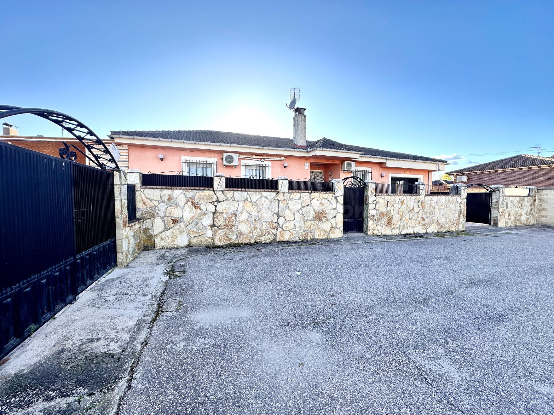 Chalet independiente con 825 m2 de parcela, piscina y una so - foto 4