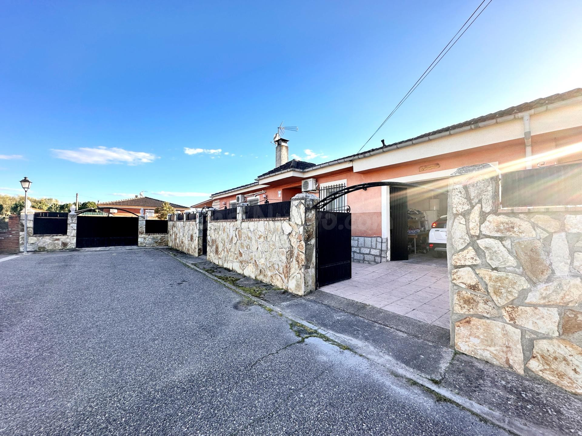 Chalet independiente con 825 m2 de parcela, piscina y una so - foto 5