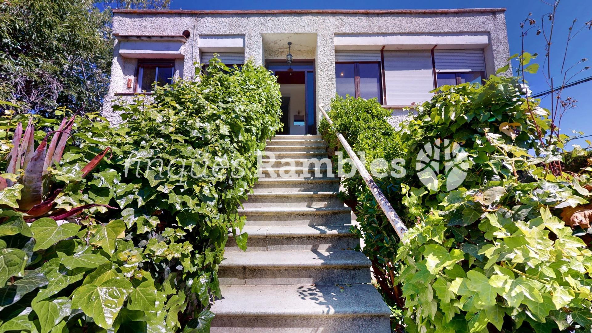 ESPECTACULAR CASA CON JARDÍN EN PLENO CENTRO DE LA BEGUDA AL - foto 2