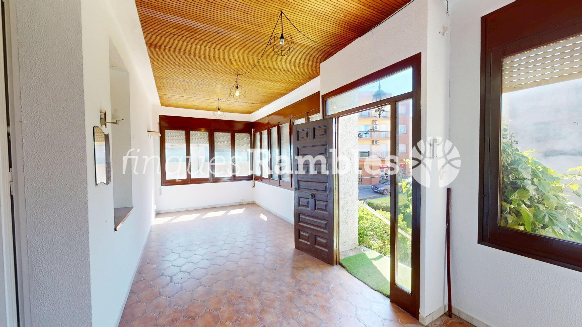 ESPECTACULAR CASA CON JARDÍN EN PLENO CENTRO DE LA BEGUDA AL - foto 3