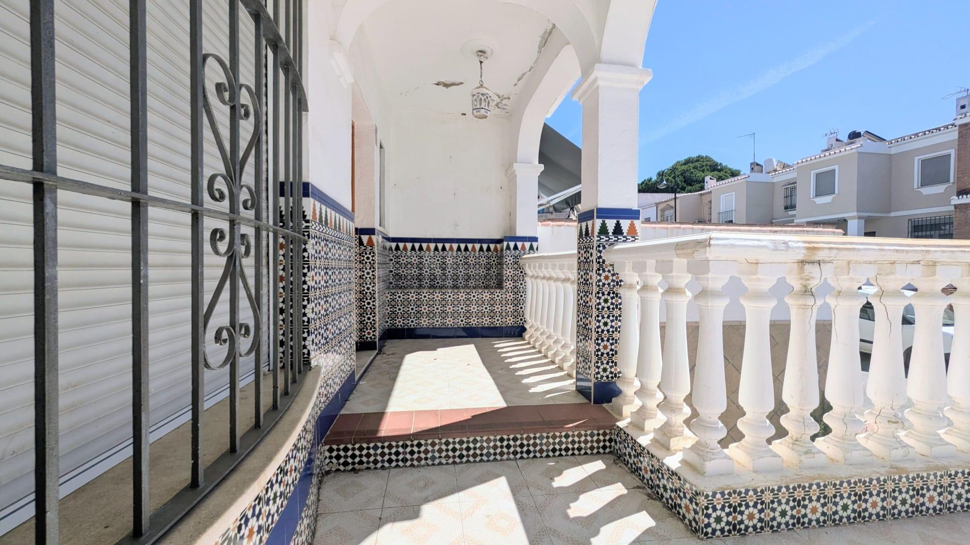 SE VENDE CASA ADOSADA EN ESQUINA EN LA ZONA DEL PARQUE ACUÁT