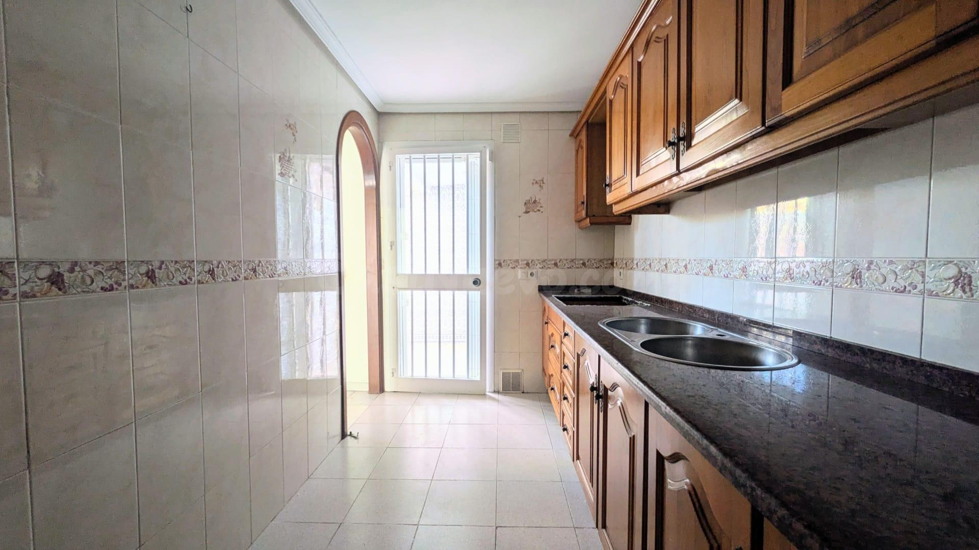 SE VENDE CASA ADOSADA EN ESQUINA EN LA ZONA DEL PARQUE ACUÁT - foto 4