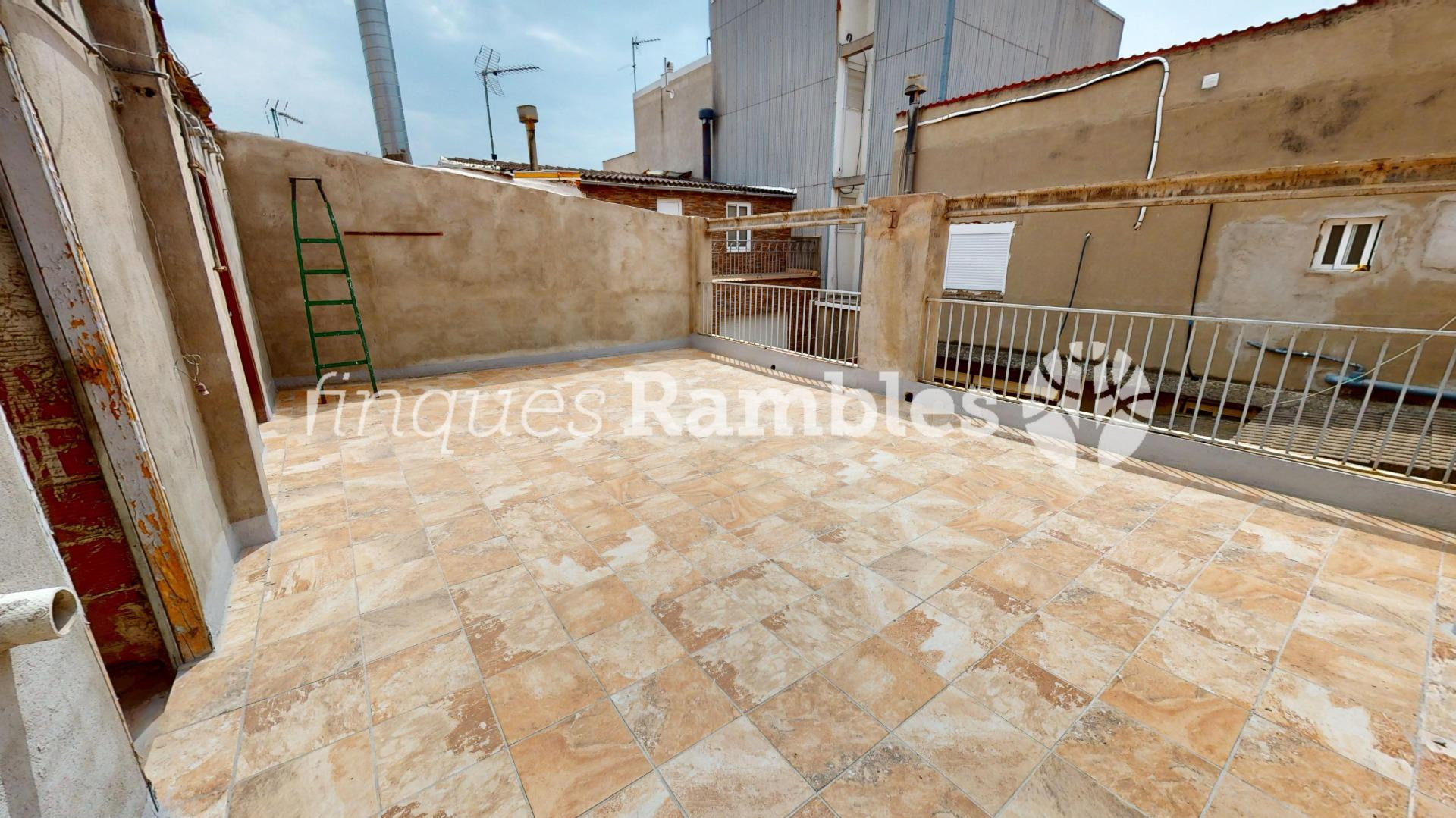 Casa con gran garaje, terraza reformada y múltiples espacios