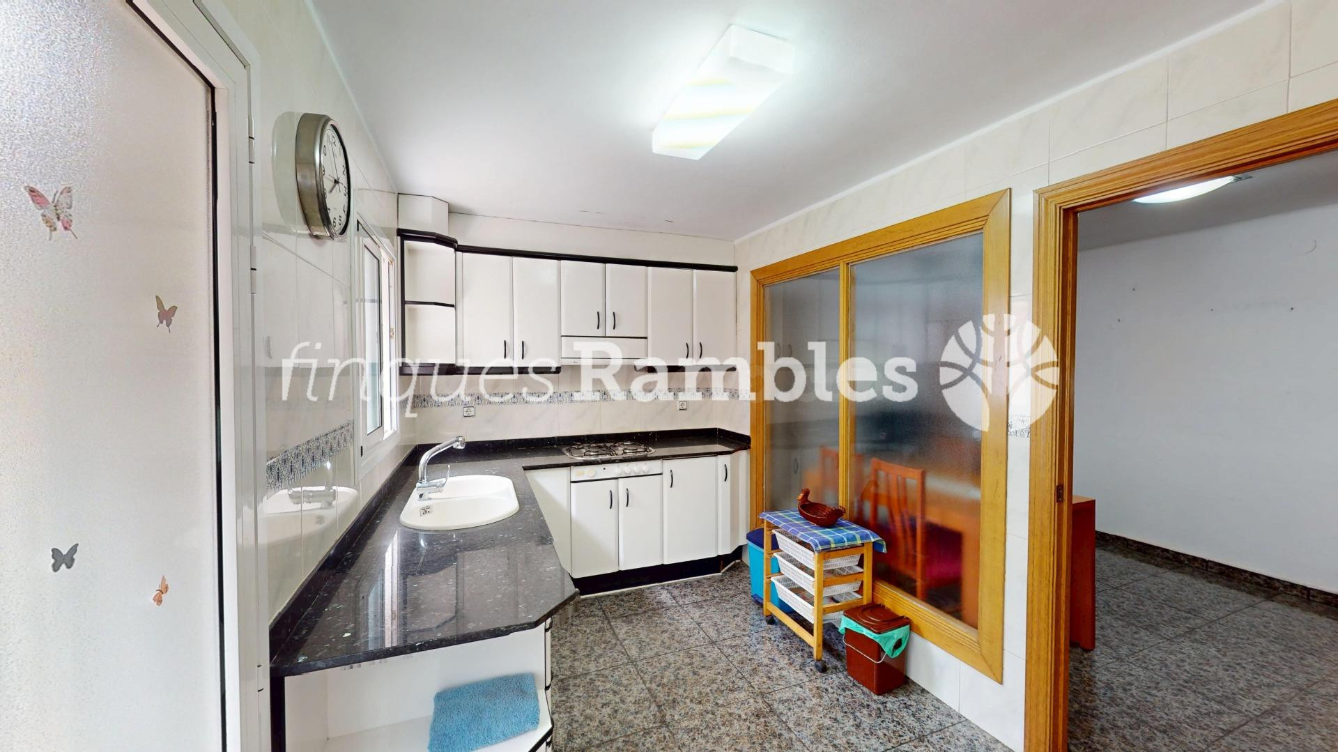 Casa con gran garaje, terraza reformada y múltiples espacios - foto 2
