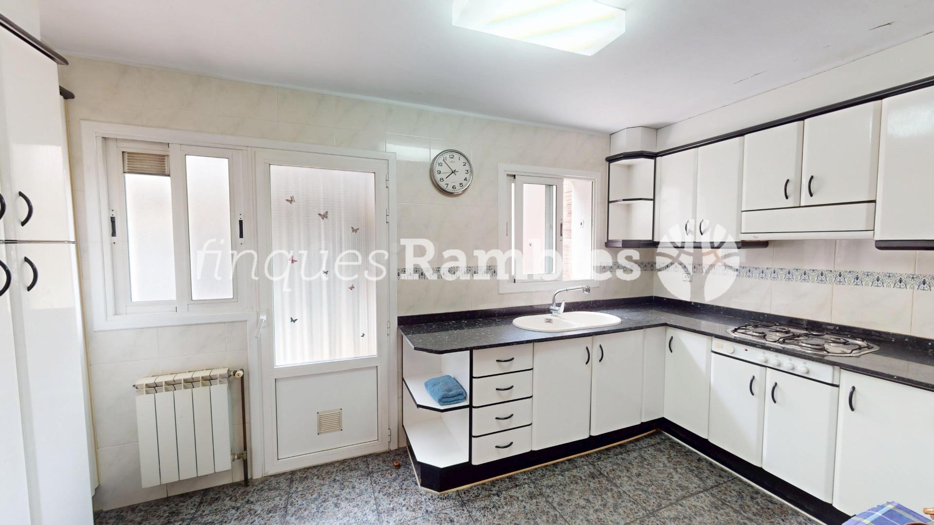 Casa con gran garaje, terraza reformada y múltiples espacios - foto 3