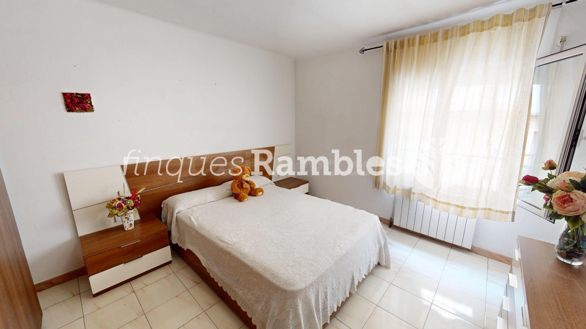 Casa con gran garaje, terraza reformada y múltiples espacios - foto 4