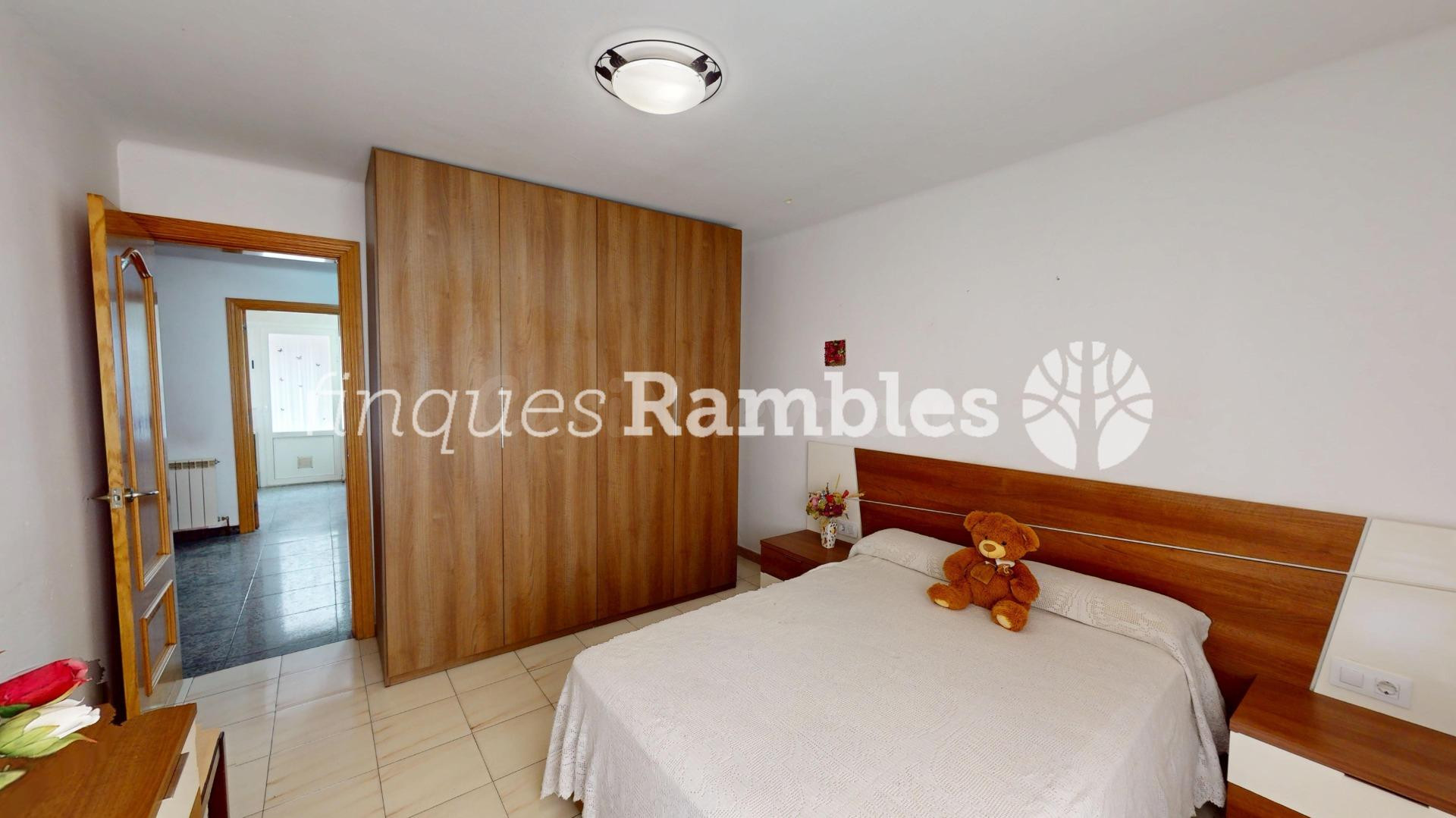 Casa con gran garaje, terraza reformada y múltiples espacios - foto 5