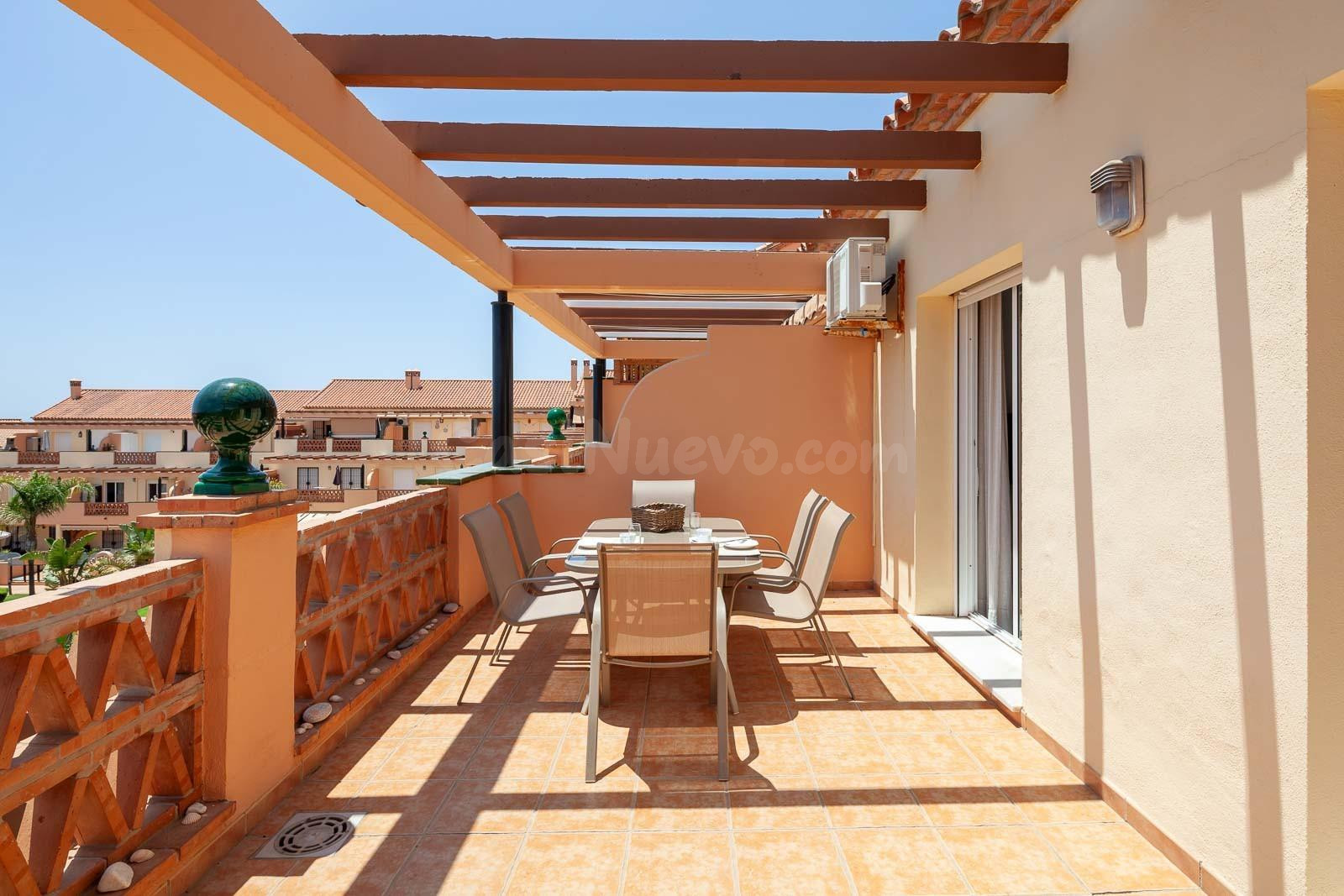 BONITO ÁTICO DE 1 DORMITORIO CON VISTAS AL MAR EN ALQUILER - foto 2