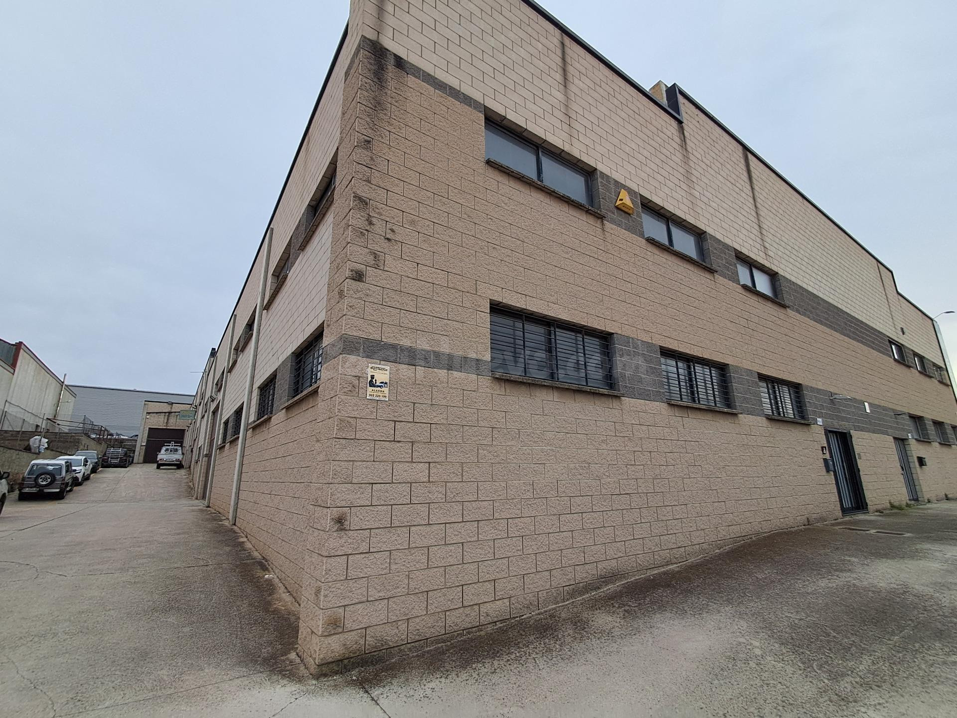 NAU INDUSTRIAL EN VENTA AL POLIGON DE LES COMES