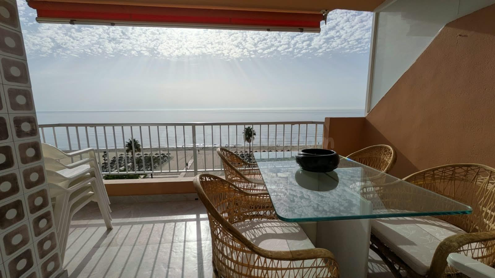 SE ALQUILA UN APARTAMENTO DE 3 DORMITORIOS EN PRIMERA LÍNEA  - foto 3