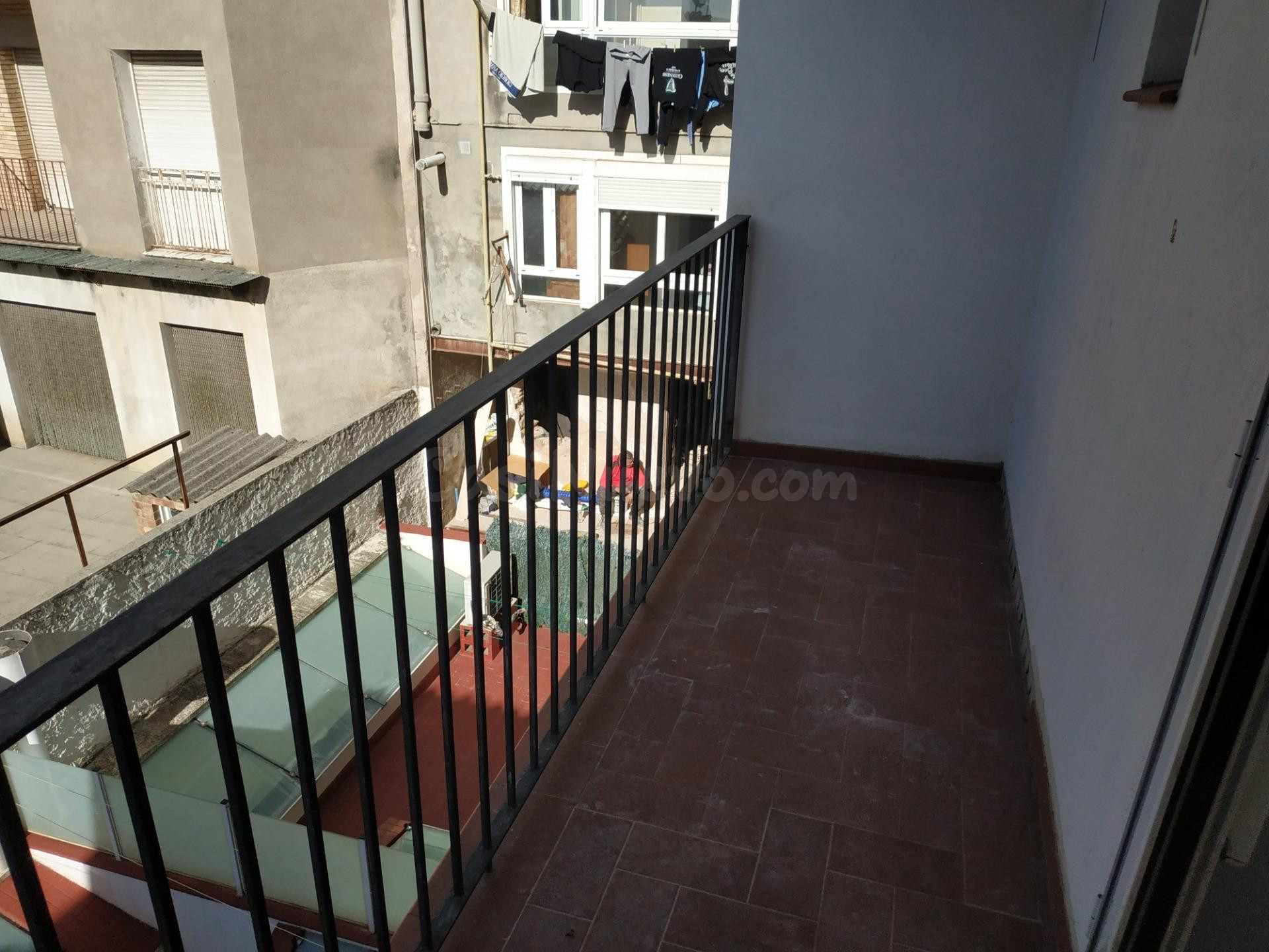 OPORTUNITAT! EDIFICI D´11 HABITATGES + 3 GARATGES, EN RENDIB - foto 2