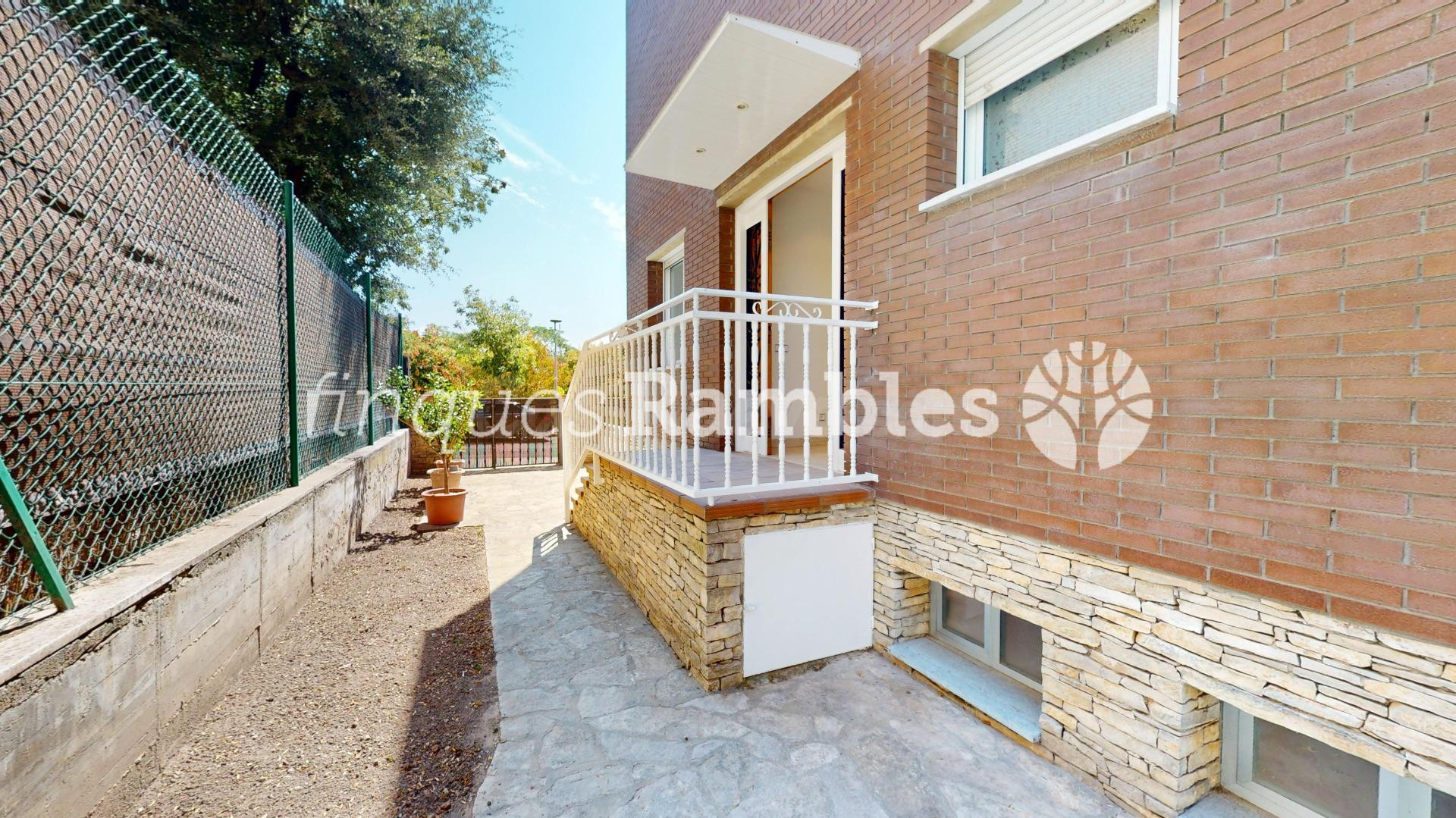 CASA EN VENTA A LES COMES, IMMILLORABLE UBICACIO!!! - foto 2