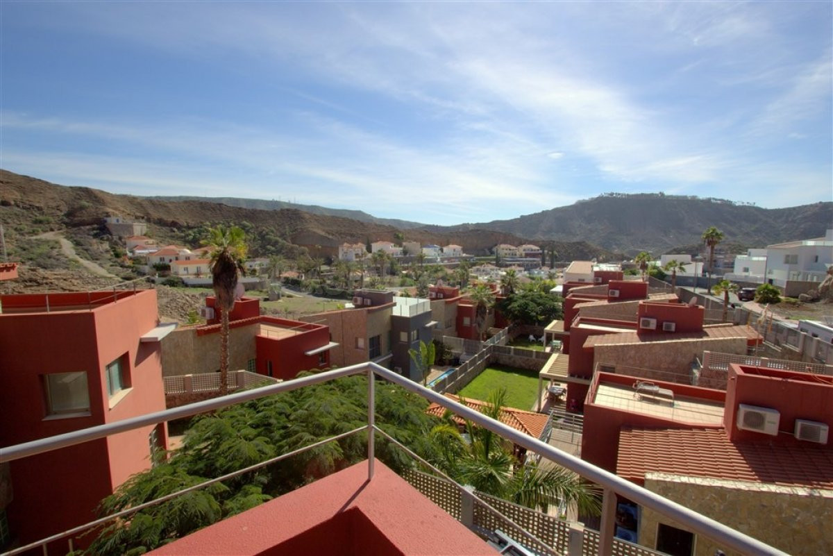 VIVIENDA DE LUJO CON AMPLIO JARDÍN Y PISCINA PRIVADA CLIMATIZADA EN TAURO.