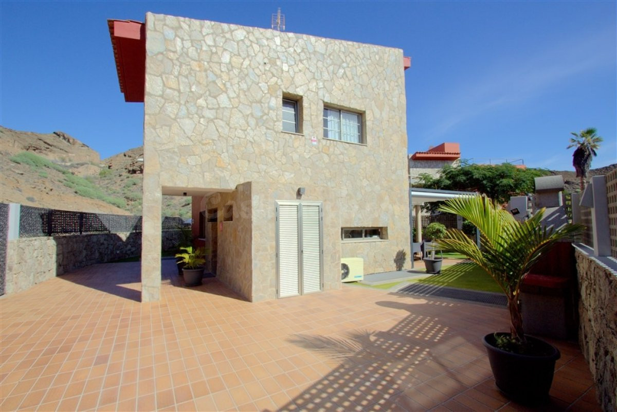 VIVIENDA DE LUJO CON AMPLIO JARDÍN Y PISCINA PRIVADA CLIMATIZADA EN TAURO. - foto 2