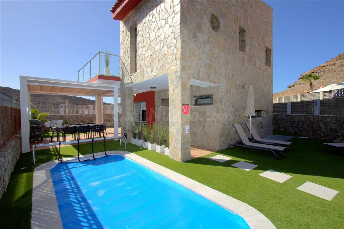 Chalet de lujo con amplio jardín y piscina privada climatizada en Tauro.